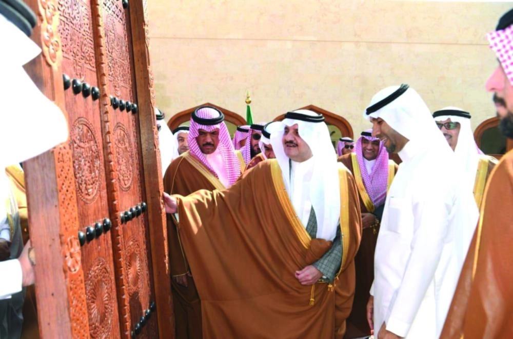 سعود بن نايف خلال افتتاح مشروع تطوير العوامية (واس)