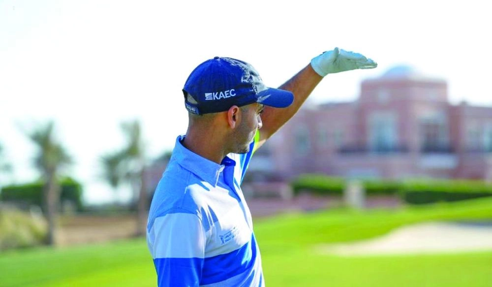 عثمان الملا يمارس لعبة الجولف  (مكة)