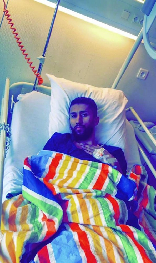 سلمان الفرج بعد إجرائه العملية الجراحية (إعلامي الهلال)