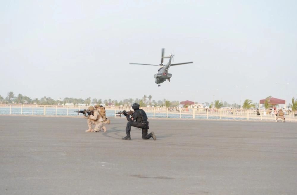 






جانب من العروض الاستعراضية والقفز المظلي