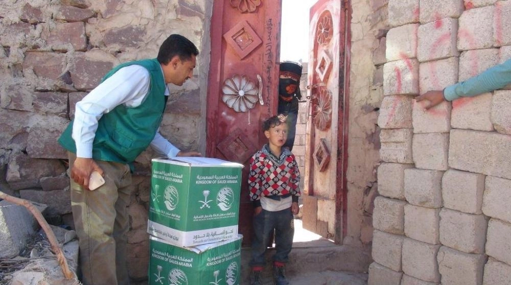 من توزيع المساعدات للنازحين والمتضررين في الضالع (واس)