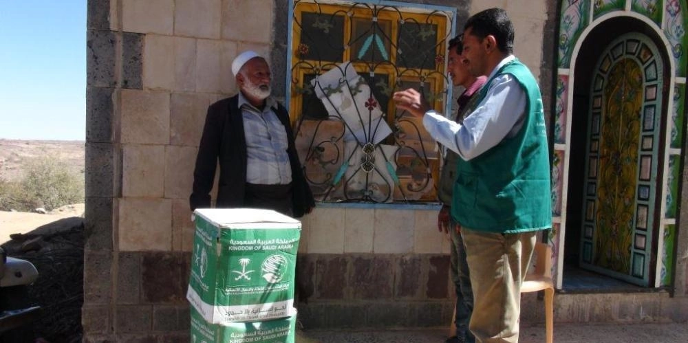 من توزيع المساعدات للنازحين والمتضررين في الضالع (واس)