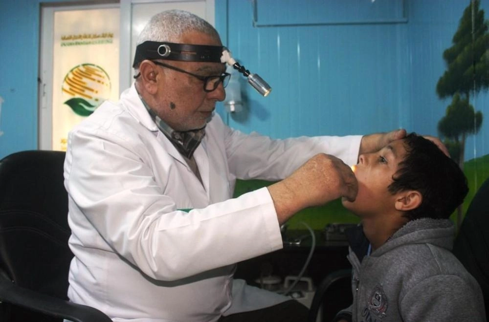 علاج لاجئ سوري في عيادات المركز بالزعتري (واس)