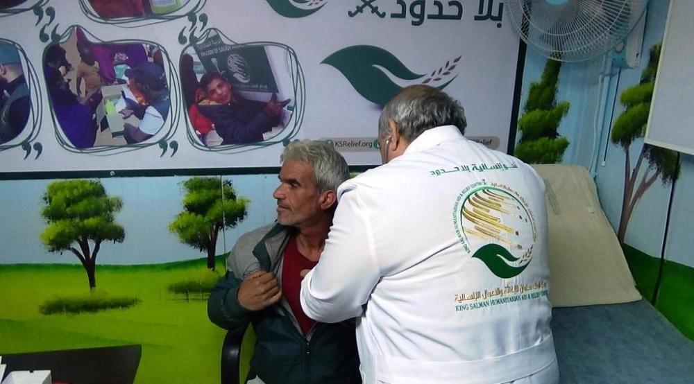علاج لاجئ سوري في عيادات المركز بالزعتري (واس)