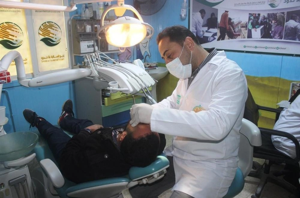 علاج لاجئ سوري في عيادات المركز بالزعتري (واس)