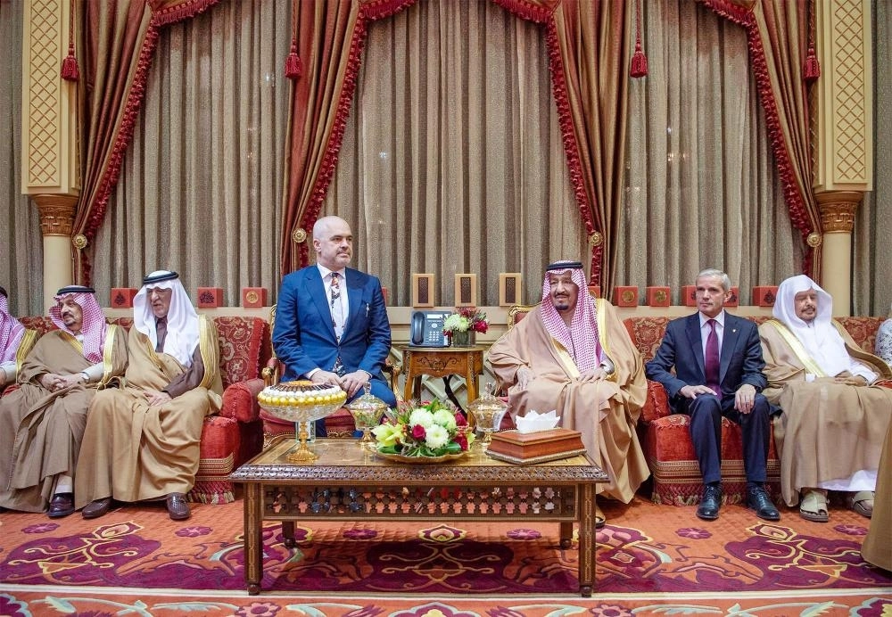 الملك سلمان مستقبلا آدي راما في قصره بالرياض (واس)  