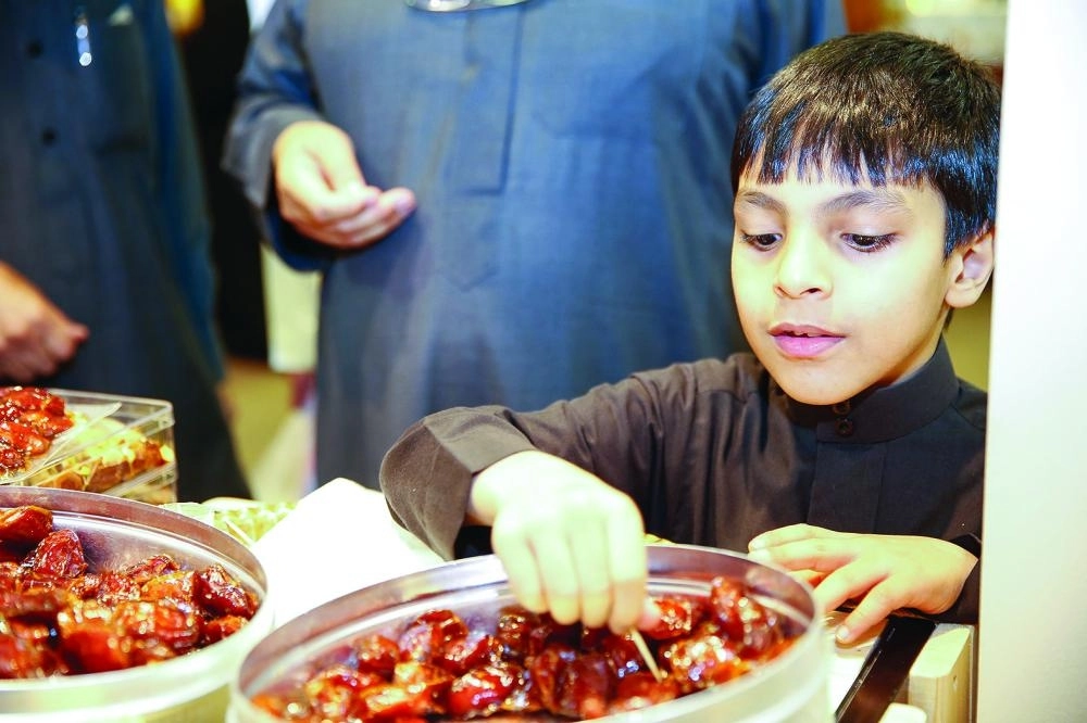 






طفل يتذوق تمر الخلاص                      (مكة)