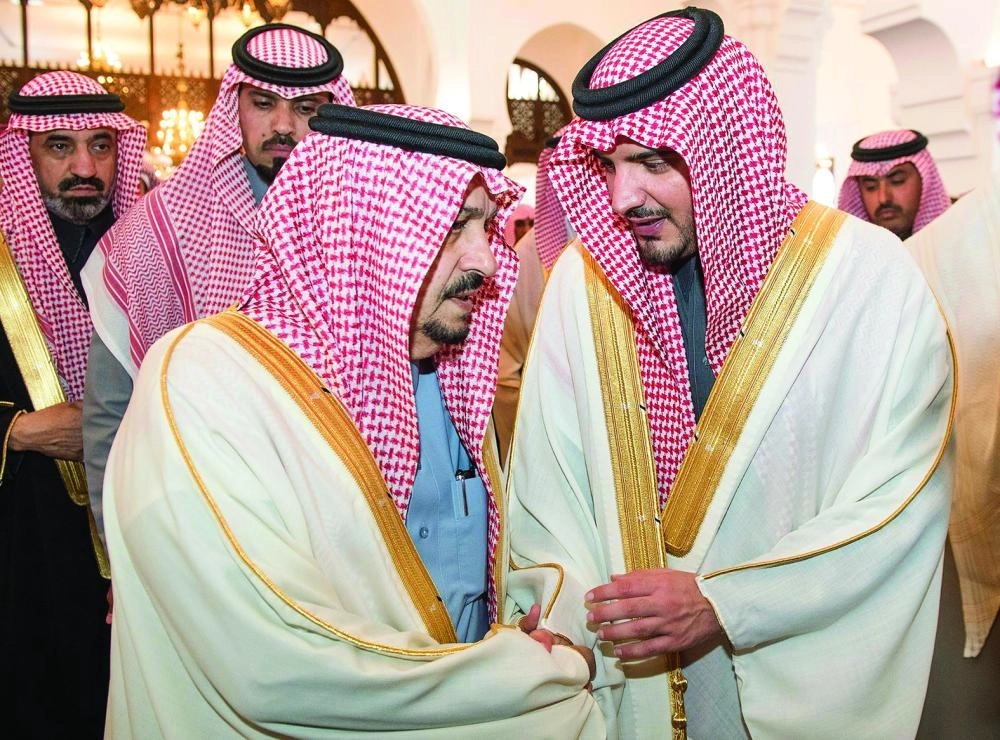 فيصل بن بندر وعبدالعزيز بن سعود خلال الصلاة على سعود الهلال (واس)