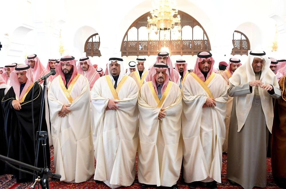 أمير الرياض ونائبه ووزير الداخلية خلال الصلاة على سعود الهلال (واس)