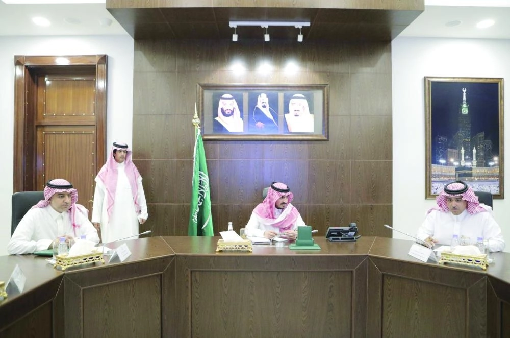 بدر بن سلطان خلال ترؤسه الاجتماع في جدة أمس (واس)