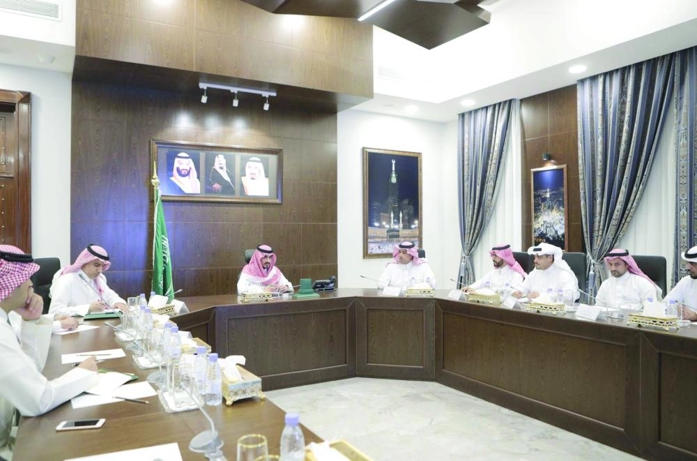 بدر بن سلطان خلال ترؤسه الاجتماع في جدة أمس (واس)