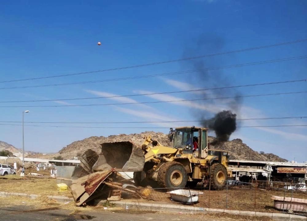 آليات الأمانة تزيل حظائر الماشية بالمعيصم (مكة)