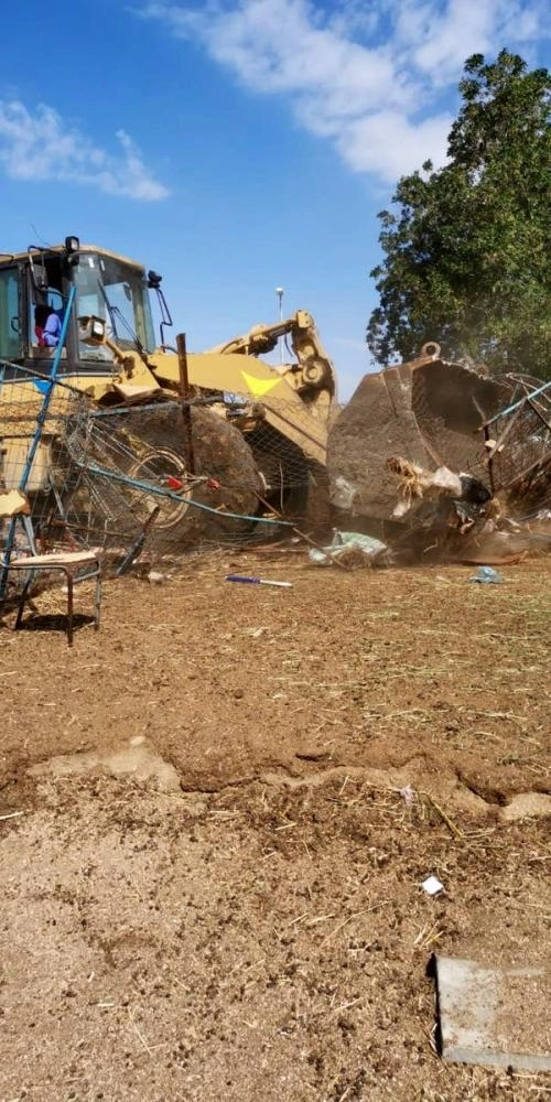 آليات الأمانة تزيل حظائر الماشية بالمعيصم (مكة)