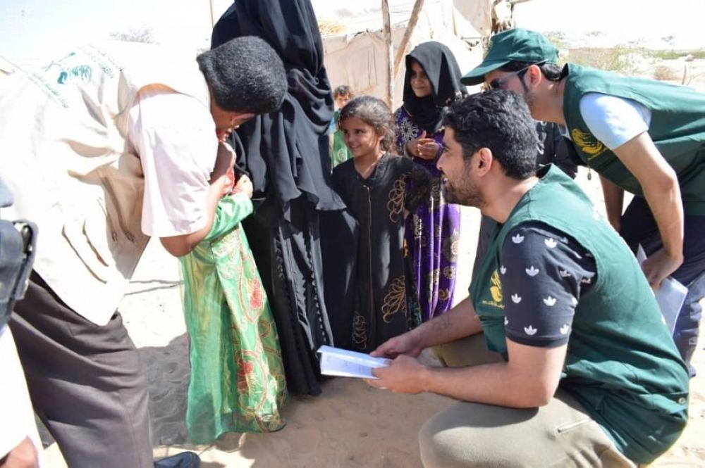 فريق مركز الملك سلمان يتفقد الأسر اليمنية (واس)