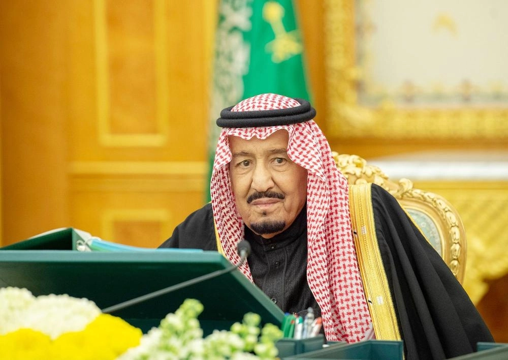 الملك سلمان لدى ترؤسه جلسة المجلس في قصر اليمامة بالرياض (واس)   