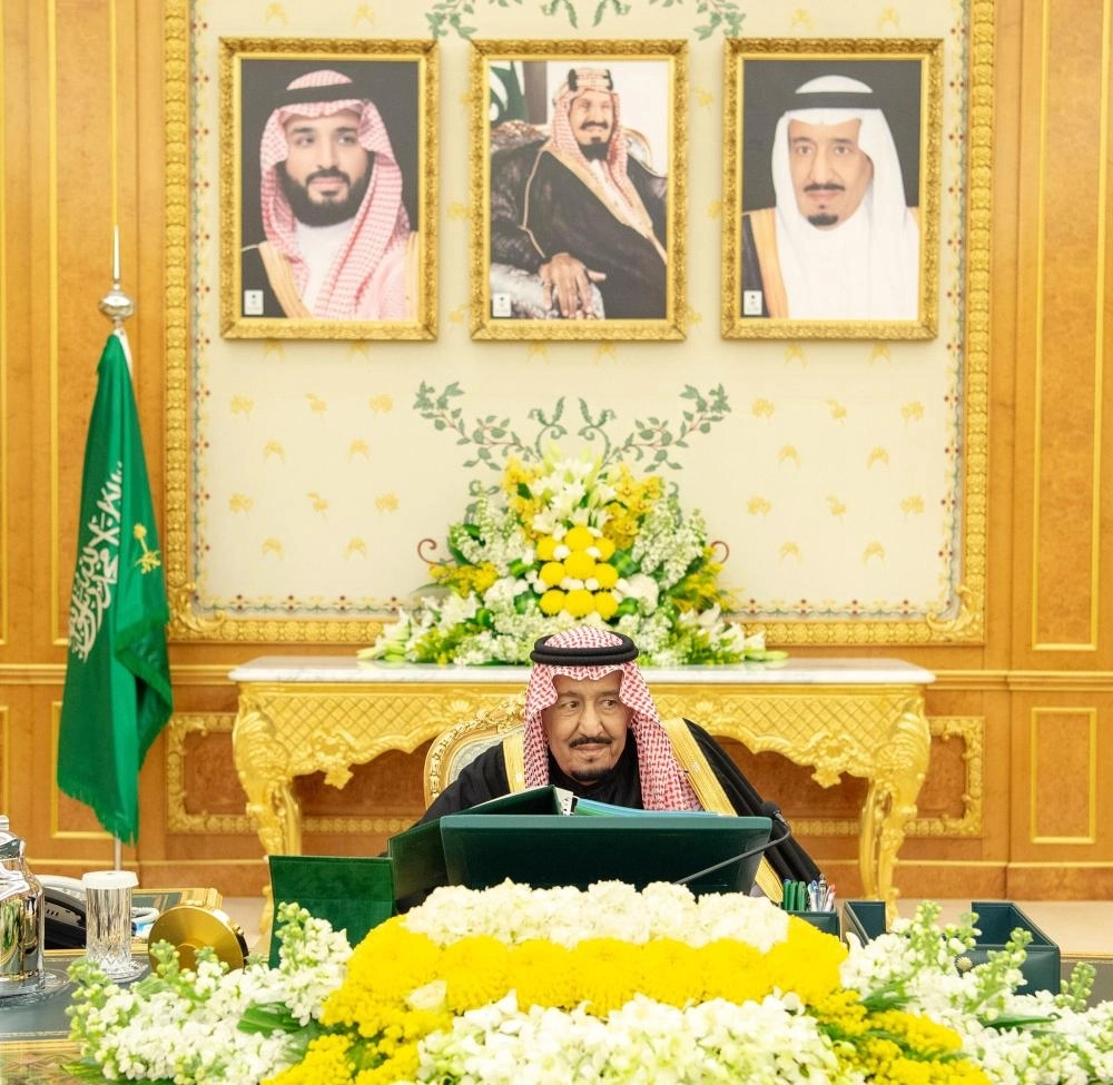 الملك سلمان لدى ترؤسه جلسة المجلس في قصر اليمامة بالرياض (واس)   