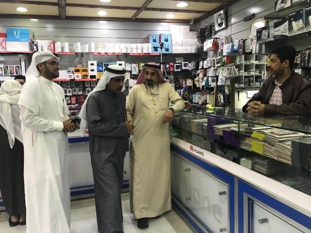 جانب من حملة العمل للتأكد من توطين صيانة الجوالات (مكة)