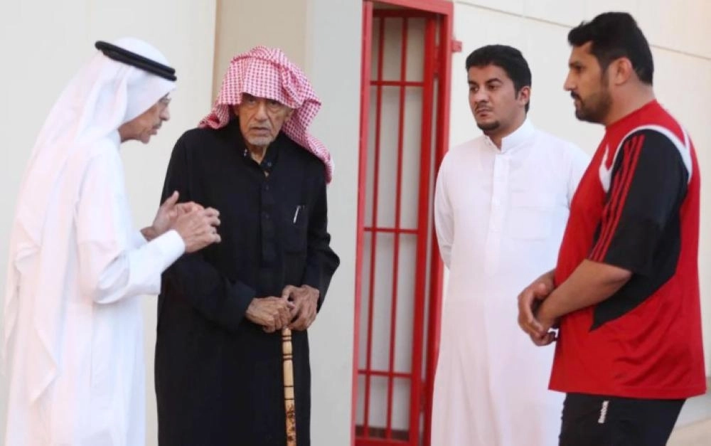 الزير في إحدى زياراته الأخيرة لنادي الرياض (مكة)