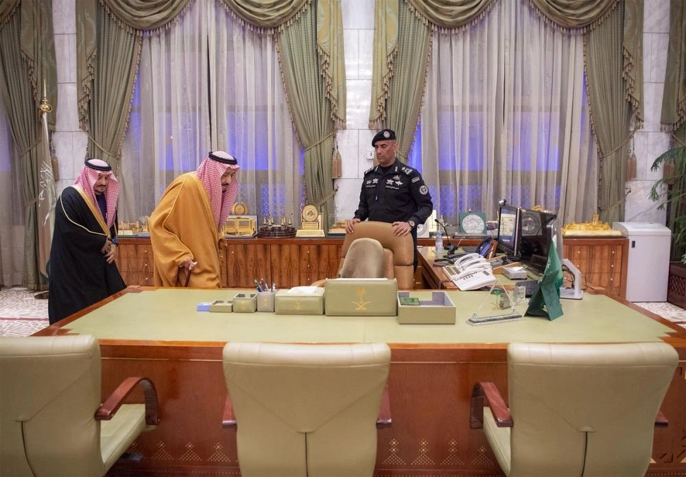 وهنا يستعد للجلوس على كرسي هندسة الرياض