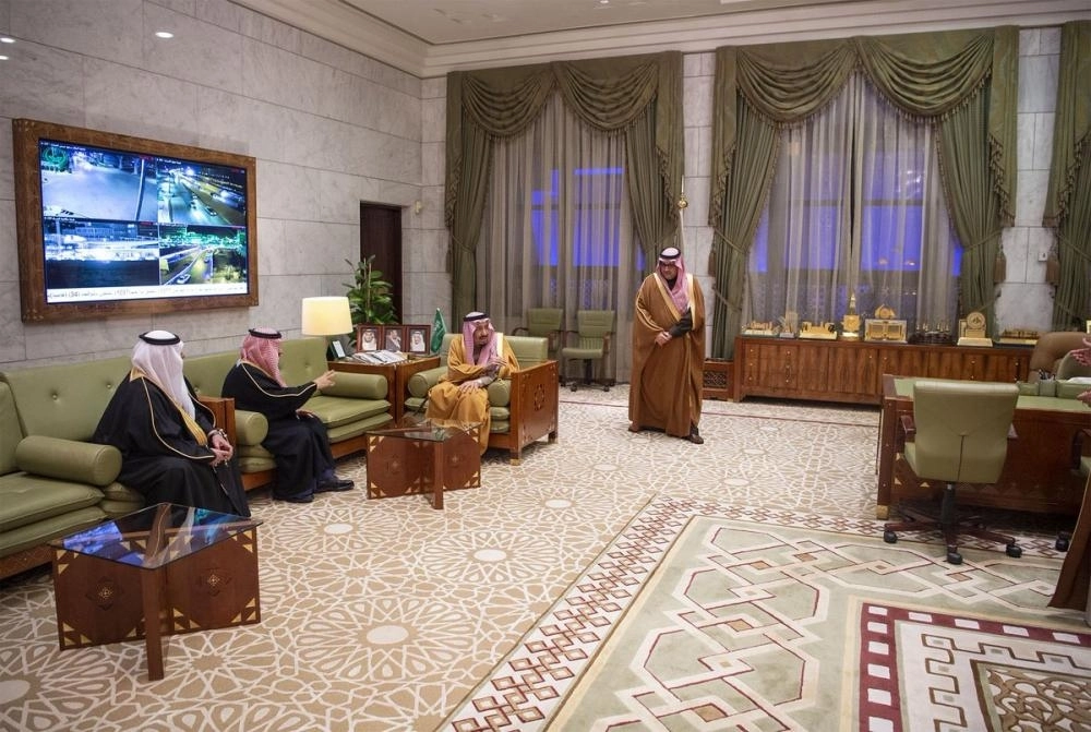 وفي صالة الاستقبال التي أفنى فيها زهرة شبابه لأجل الرياض