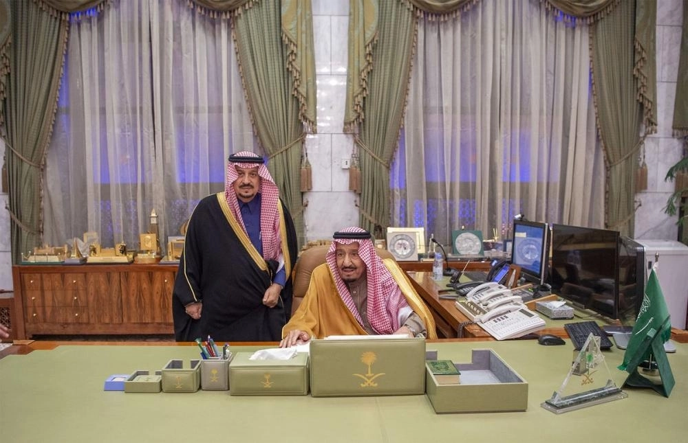 ومع فيصل بن بندر داخل المكتب