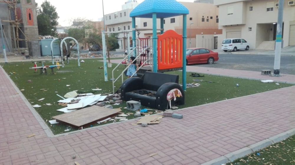 محتويات حديقة جرى العبث بها وتكسيرها (مكة)