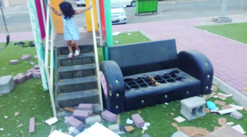 محتويات حديقة جرى العبث بها وتكسيرها (مكة)