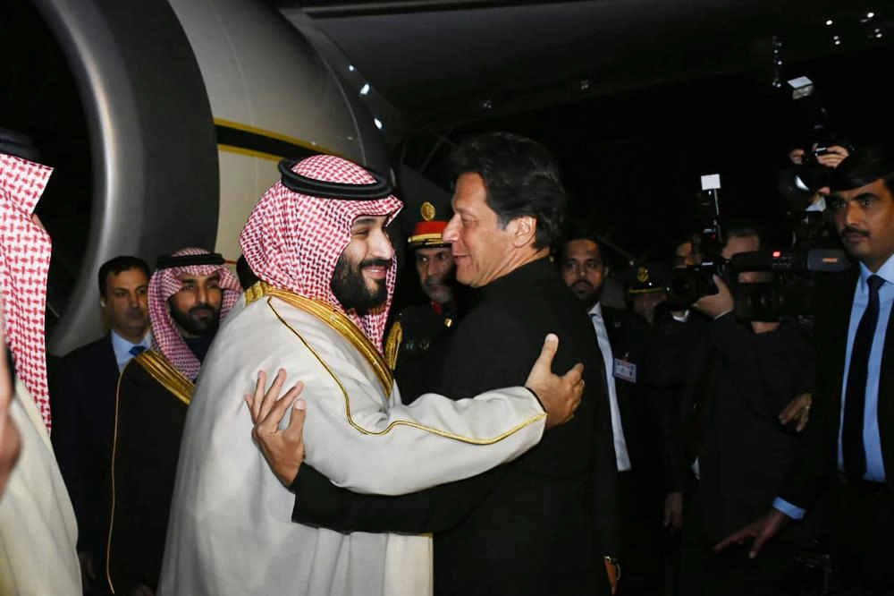 dpatop - HANDOUT - 17 February 2019, Pakistan, Islamabad: Pakistan's Prime Minister Imran Khan (R) receives Saudi Crown Prince Mohammed bin Salman bin Abdulaziz Al Saud at Nur Khan Air Force base. Pakistan and Saudi Arabia are expected to sign billions of dollars in agreements that could help shore up the country's ailing economy. Photo: -/PID/dpa - ATTENTION: editorial use only and only if the credit mentioned above is referenced in full