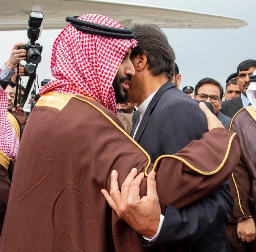 الأمير محمد بن سلمان لدى مغادرته باكستان وفي وداعه عمران خان (واس)