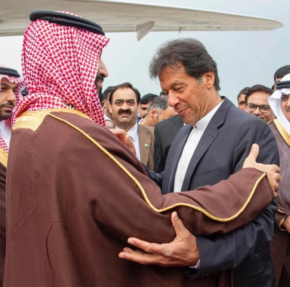 الأمير محمد بن سلمان لدى مغادرته باكستان وفي وداعه عمران خان (واس)