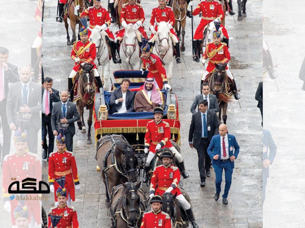 ولي العهد ورئيس وزراء باكستان في طريقهما إلى القصر الرئاسي في إسلام أباد اليوم (واس)