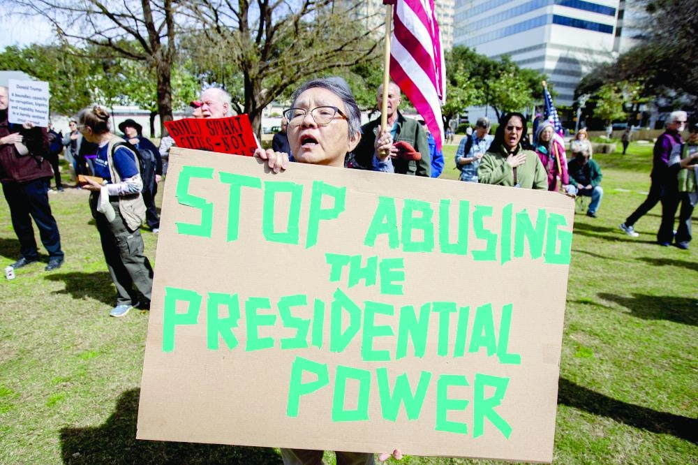 






امرأة تحمل لافتة احتجاج ضد إعلان الطوارئ