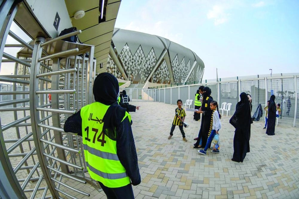 






استعداد عدد من المنظمات لأداء أدوارهن بالملعب                                                     (مكة)