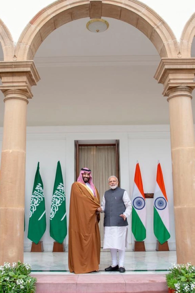 الأمير محمد بن سلمان ونارندرا مودي خلال لقائهما في حيدر أباد (د ب أ)