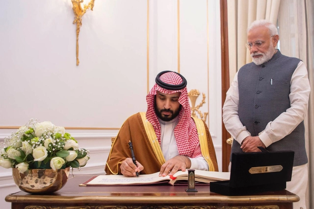 ولي العهد موقعا على سجل الزوار لدى وصوله إلى حيدر أباد  