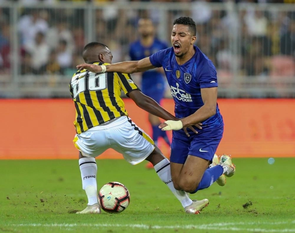 سالم الدوسري في محاولا للوصول إلى مرمى الاتحاد