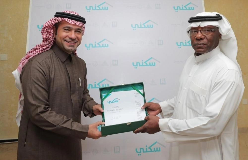 خلال تسليم أحد المواطنين              (الإسكان)