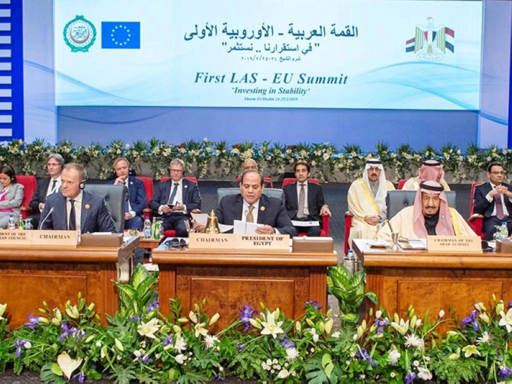 الملك سلمان وعبدالفتاح السيسي ودونالد توسك خلال القمة في شرم الشيخ اليوم (واس)