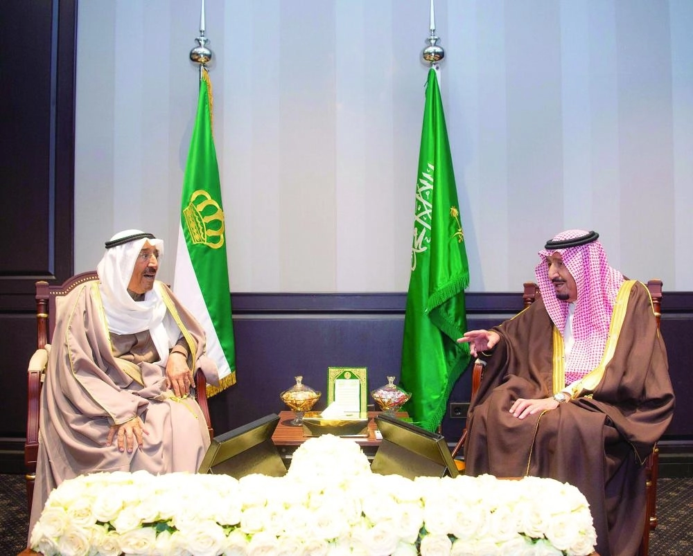 الملك سلمان لدى لقائه الشيخ صباح الصباح في مقر انعقاد القمة العربية الأوروبية (واس)