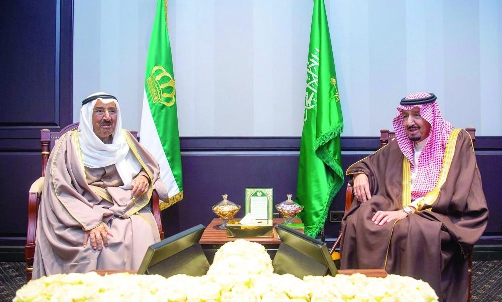 






خادم الحرمين خلال لقائه الشيخ صباح الصباح في شرم الشيخ