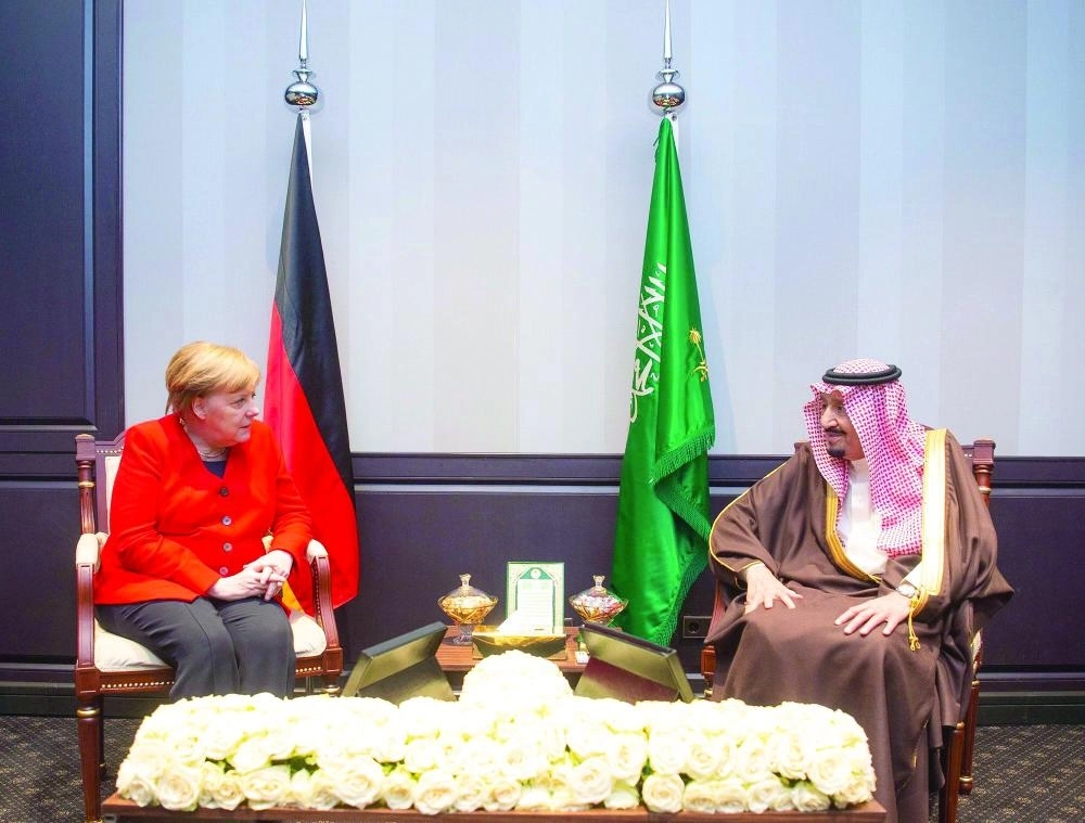 الملك سلمان لدى لقائه أنجيلا ميركل في مقر انعقاد القمة العربية الأوروبية (واس)