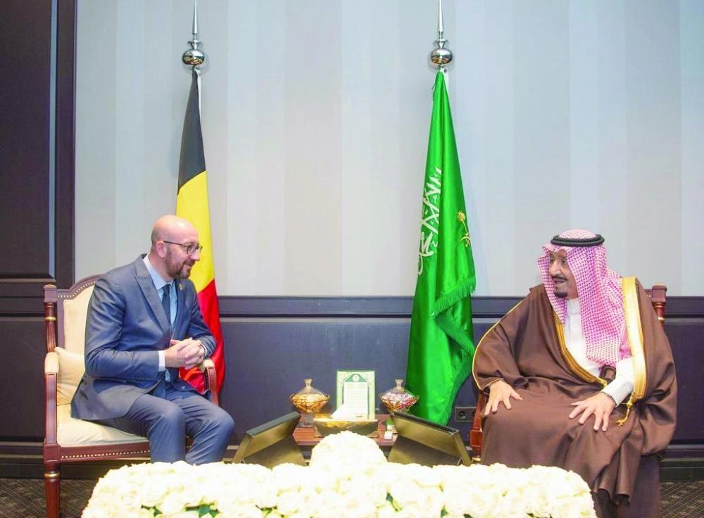 






.. وخلال لقائه تشارلز ميتشل