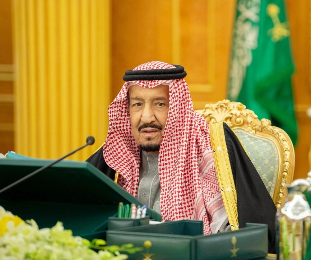 الملك سلمان لدى ترؤسه جلسة مجلس الوزراء في قصر اليمامة بالرياض (واس)
 