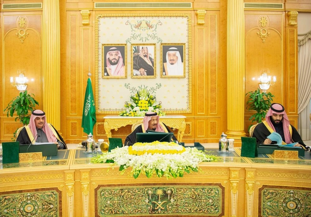 الملك سلمان لدى ترؤسه جلسة مجلس الوزراء في قصر اليمامة بالرياض (واس) 