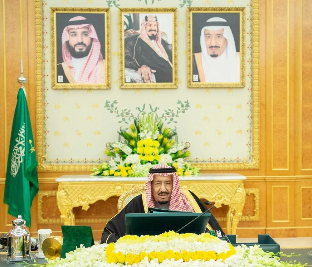 الملك سلمان لدى ترؤسه جلسة مجلس الوزراء في قصر اليمامة بالرياض (واس) 