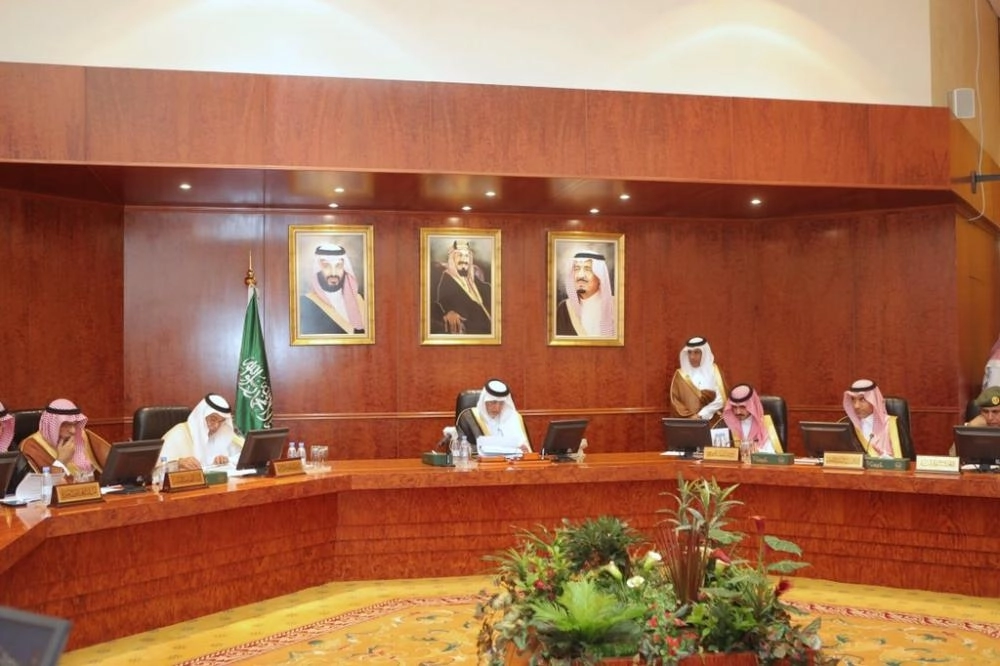 خالد الفيصل لدى ترؤسه اجتماع لجنة الحج المركزية (مكة)
