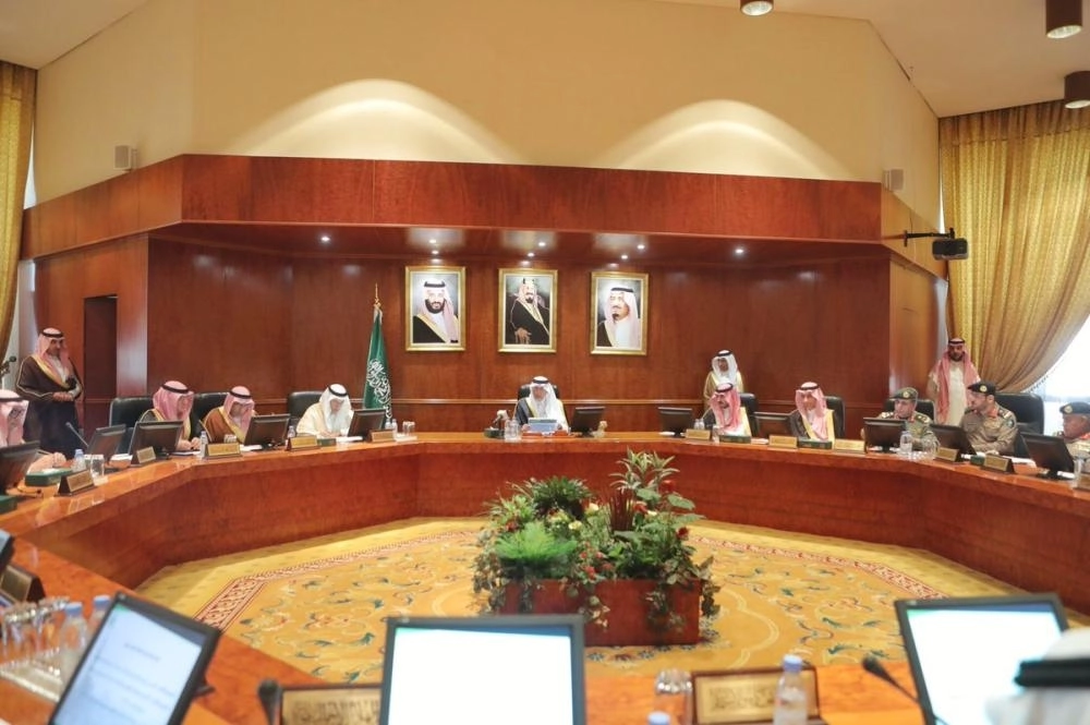 خالد الفيصل لدى ترؤسه اجتماع لجنة الحج المركزية (مكة)