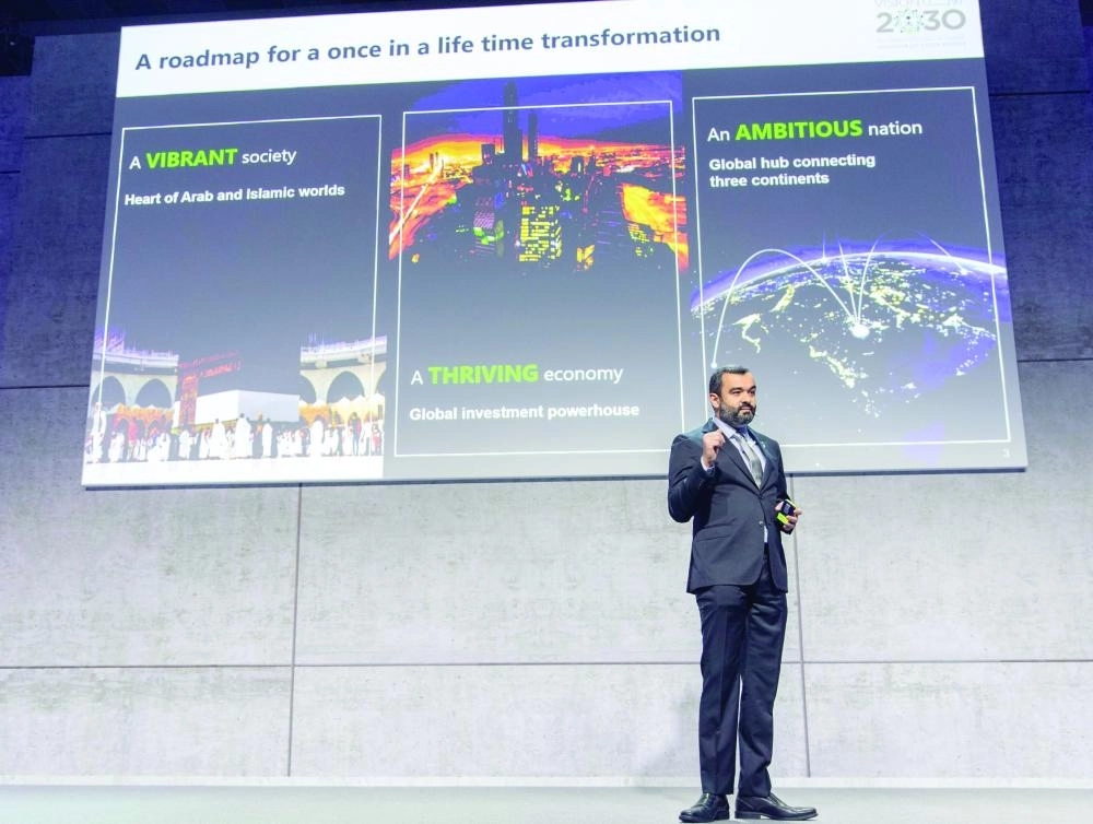 السواحة متحدثا في المؤتمر (وزارة الاتصالات)