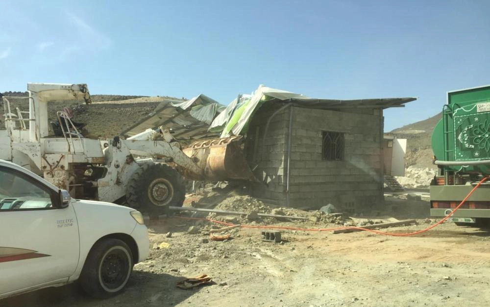 آليات الأمانة تزيل التعديات (مكة)