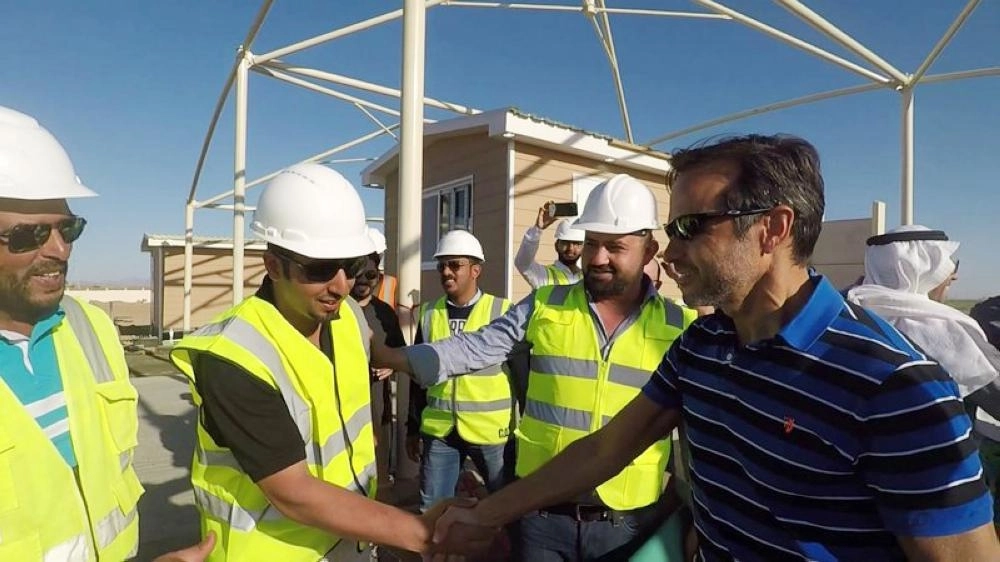 باغانو مع موظفي مشروع البحر الأحمر  